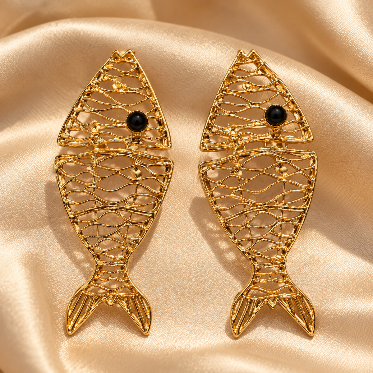 Articulated wave-lattice gold fish earrings with black onyx eyes - View 3